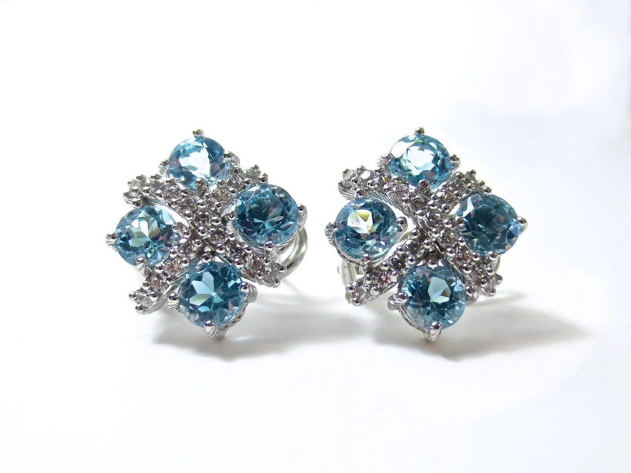 Gold Tone Maxi Faux Pearl Floral Clip-on Jewelry Earrings